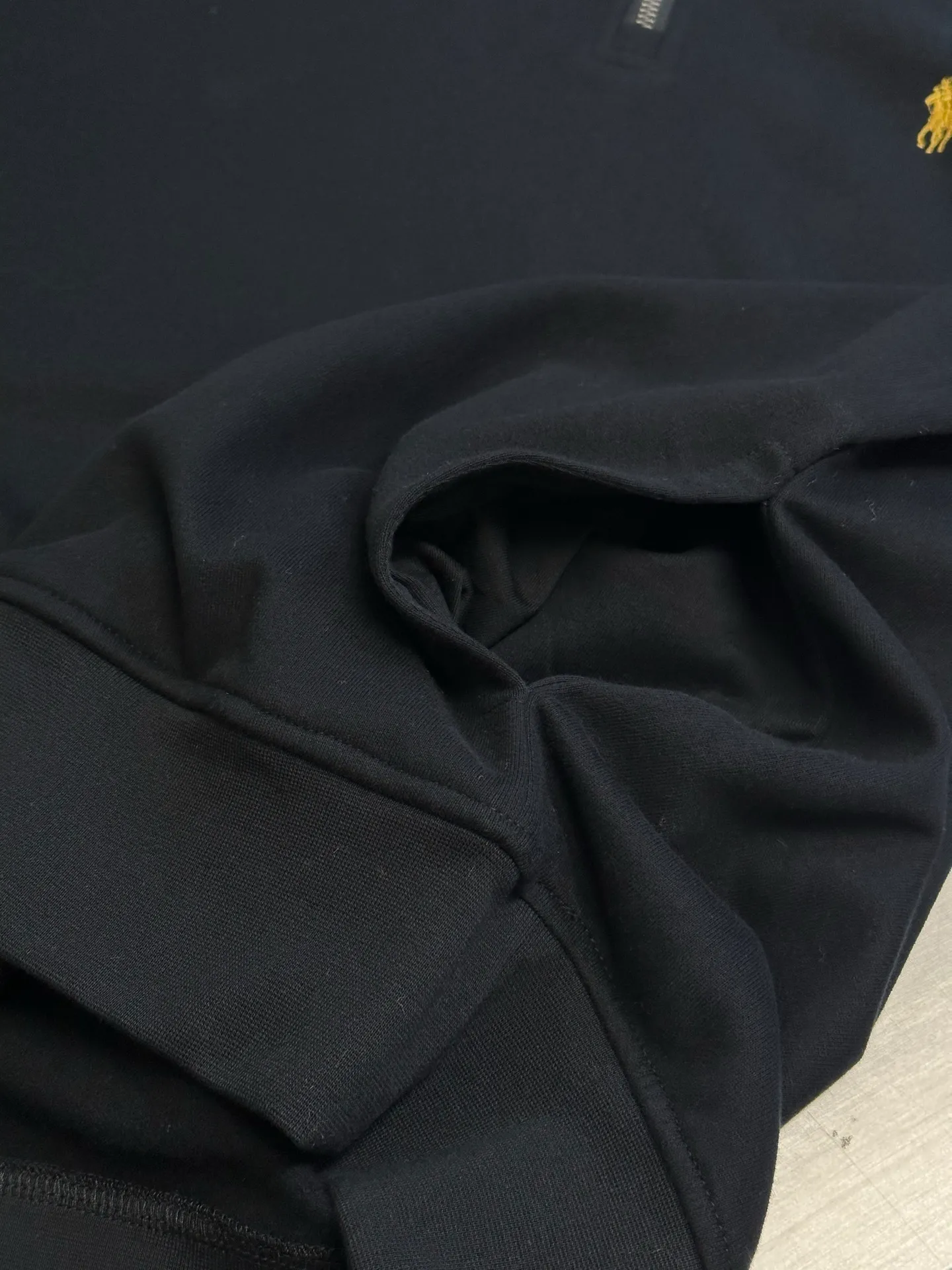 P370 Ralph Lauren gold embroidered half turtleneck sweatshirt, custom-made with elegant fine cotton velvet feel, plaid twill trim on the neckline, and exquisite gold pony logo embellishment, it has its own focus and is fully recognizable.  It adopts imported machine embroidery technology, advanced computer control system and precision mechanical components to realize the pony logo embroidery operation. The fabrics have been washed, so they have a better feel and texture and are not easily deformed.  size：s m l xl